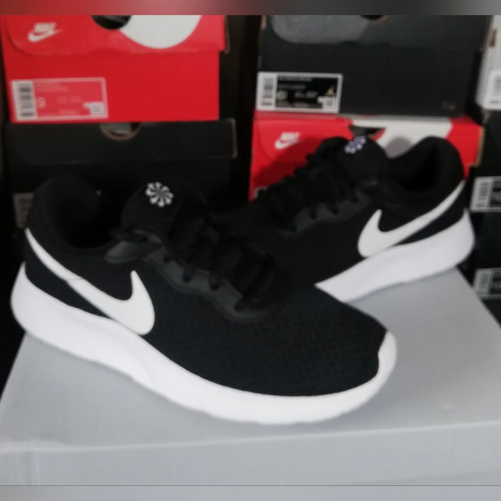 NIKE TANJUN BLACK/WHITE WOMEN'S US SIZE 10 LIKE NEW - Picture 4 of 11
